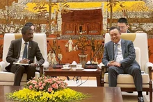 Tran Sy Thanh (derecha), presidente del Comité Popular de Hanoi recibe a Lazarre Eloundou, director del Centro de Patrimonio Mundial. (Foto: VNA)