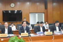 El secretario del Comité del Partido y presidente del Consejo Popular de Ba Ria- Vung Tau, Pham Viet Thanh, preside la reunión. (baobariavungtau.com.vn)