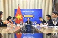 El canciller de Vietnam, Bui Thanh Son, mantiene una conversación telefónica con el consejero de Estado y ministro de Relaciones Exteriores de China, Qin Gang. (Foto: VNA)