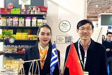 El embajador vietnamita en Grecia, Le Hong Truong, quedó impresionado con los productos agrícolas de Healthyway Giaanphat. (Foto: baoquocte.com.vn)