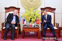 El vicesecretario del Comité del Partido y presidente del Comité Popular de la provincia de Tuyen Quang, Nguyen Van Son, recibe al embajador de la República Checa en Vietnam, Hynek Kmoníček. (Foto: baotuyenquang.com.vn) 