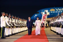 El primer ministro Pham Minh Chinh y su esposa llegan a Malasia la noche del 24 de mayo. (Foto: VNA)