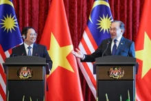 El primer ministro de Vietnam, Pham Minh Chinh (izquierda), y su homólogo malasio, Anwar Ibrahim, en la rueda de prensa (Foto: VGP)