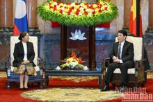 El presidente de Vietnam, Luong Cuong, se reúne con la vicepresidenta de Laos, Pany Yathoto (Foto: Nhan Dan)