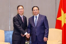 El primer ministro Pham Minh Chinh (derecha) y Dato' Chow Chee Wah, presidente de Gamuda Land, en la reunión en Kuala Lumpur (Foto: VGP)