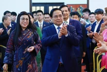 El primer ministro de Vietnam, Pham Minh Chinh, y su esposa, se reúnen con el personal de la Embajada y la comunidad coterráneo en Malasia.