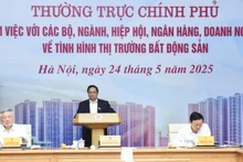 [Foto] Premier vietnamita trabaja con ministerios y sectores sobre la situación del mercado inmobiliario