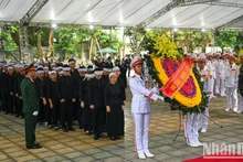 La familia del secretario general del PCV, Nguyen Phu Trong, rinde homenaje al dirigente paridista. 