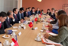 El secretario del Comité del Partido de Ciudad Ho Chi Minh, Nguyen Van Nen, trabaja con funcionarios de la Isla de Francia. 