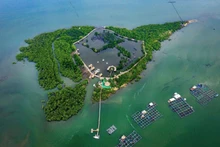 El pueblo flotante Long Son ofrece abundantes especialidades del mar.