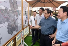 El primer ministro Pham Minh Chinh inspecciona el proyecto de planificación general del sitio turístico nacional del lago Thac Ba.