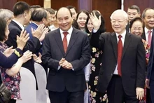 El secretario general del Partido Comunista, Nguyen Phu Trong (derecha), y el presidente Nguyen Xuan Phuc en el evento. (Fotografía: VNA)