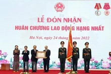 El presidente Nguyen Xuan Phuc entrega la Orden de Trabajo de primera clase a la Oficina Presidencial.