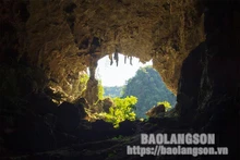 La entrada principal de la cueva se encuentra en la montaña Pac A.