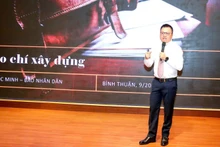 Le Quoc Minh, miembro del Comité Central del Partido, presidente-editor del diario Nhan Dan (Pueblo), subjefe de la Comisión de Comunicación y Educación del Comité Central del Partido Comunista de Vietnam y titular de la Asociación de Periodistas del país, habla en el evento.