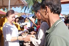 Entrega de asistencia a los afectados por Yagi en e Luang Namtha. (Foto: VNA)