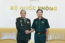 El coronel general Nguyen Tan Cuong, jefe del Estado Mayor General del Ejército Popular de Vietnam (EPV) y viceministro de Defensa, recibe al general Mao Sophan, subcomandante en jefe de las Fuerzas Armadas Reales y comandante del Ejército Real de Camboya. (Foto: VNA)
