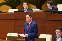 El ministro de Cultura, Deportes y Turismo, Nguyen Van Hung, responde a las preguntas. 