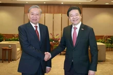 El secretario general del Partido Comunista de Vietnam, To Lam (izquierda), y el primer ministro singapurense, Lawrence Wong, en su reunión del 12 de marzo. (Foto: VNA)