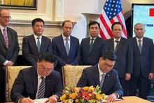 Representantes de PetroVietnam Gas y de los grupos Conoco Phillips y Excelerate Corporations firman MOU csobre la compra y venta de gas natural licuado (Foto: Ministerio de Industria y Comercio)