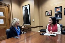 La vicepresidenta de la Asamblea Nacional de Vietnam, Nguyen Thi Thanh, y la senadora Marsha Blackburn. (Foto: VNA)