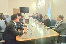 En la reunión entre el ministro vietnamita de Industria y Comercio, Nguyen Hong Dien, y el representante comercial de Estados Unidos, Jamieson L. Greer. (Foto: Ministerio de Industria y Comercio de Vietnam)