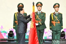 El presidente de Vietnam, Luong Cuong, otorga el título de Héroe de las Fuerzas Armadas Populares al Instituto Aeroespacial Viettel. (Foto: Nhan Dan)
