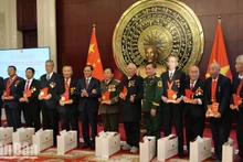 Entregan obsequios a los veteranos de guerra chinos y a sus familiares. (Foto: Nhan Dan)