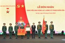 [Foto] Presidente otorga el título de Héroe de las Fuerzas Armadas del Pueblo al Instituto Aeroespacial Viettel