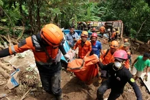 Los equipos de búsqueda y rescate encontran 10 cuerpos arrastrados o enterrados bajo toneladas de lodo y escombros (Foto: Xinhua)