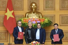 El primer ministro vietnamita, Pham Minh Chinh, (segundo a la derecha) y Jensen Huang, presidente y director general de NVIDIA, presencian la ceremonia de firma del acuerdo de cooperación entre el Gobierno de Vietnam y el grupo estadounidense. (Foto: Nhan Dan)