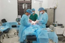 Médicos militares de la isla de Sinh Ton realizaron la operación. (Foto: VNA)