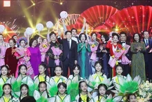 El presidente Luong Cuong y su esposa asisten al programa Primavera de la Patria, el 19 de enero de 2025. (Foto: VNA)