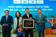 Dirigentes del Comité Popular de la provincia de Lam Dong entrega regalos al turista número 10 millones del año que llega a Da Lat - Lam Dong en 2024, Nguyen Dang Dung, procedente de Hanói. (Foto: baolamdong.vn)