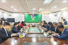 En la reunión con el gobernador de la provincia de Preah Sihanouk. (Foto: VNA)