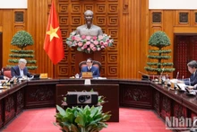 El primer ministro de Vietnam, Pham Minh Chinh, preside una reunión con los Ministerios de Defensa y de Seguridad Pública sobre la reestructuración del aparato de las dos carteras (Foto: Nhan Dan)