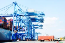 La carga se manipula en la terminal internacional Tan Cang – Cai Mep en la provincia de Ba Ria-Vung Tau (Foto: qdnd.vn)