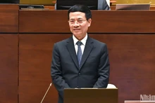 El ministro de Información y Comunicación, Nguyen Manh Hung, responde a los diputados. (Foto: Nhan Dan)
