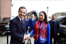 El primer ministro sueco, Ulf Kristersson, recibe a la vicepresidenta vietnamita Vo Thi Anh Xuan. (Foto: VNA)
