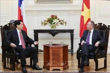 El presidente de Vietnam, Luong Cuong, (I) se reúne con el presidente del Senado de Chile, José García Ruminot. (Foto: VNA)