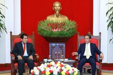 El miembro del Buró Político y jefe de la Comisión de Asuntos Económicos del Comité Central del PCV, Tran Tuan Anh, recibe al secretario general del Partido Comunista Peruano, Luis Alberto Villanueva Carbajal. (Fotografía: VNA)