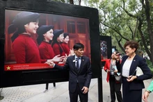 El embajador de Hanói en Ciudad de México, Nguyen Hoanh Nam, presenta obras a visitantes (Fotografía: VNA)