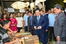 El presidente de la Asamblea Nacional, Vuong Dinh Hue, visita puestos de exhibición en el Festival.