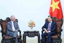 El viceprimer ministro Le Minh Khai (derecha) recibe al director general de Warburg Pincus, Charles R. Kaye (Fotografía: baochinhphu.vn)