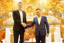 El presidente del Comité Popular de Hanói, Tran Sy Thanh, recibe al director del BAD en Vietnam, Andrew Jeffries. (Fotografía: hanoimoi.com.vn)