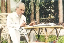 Viviendo en paz e independencia, disfrutando de los frutos de la revolución, estamos infinitamente agradecidos por las grandes contribuciones del Presidente Ho Chi Minh.