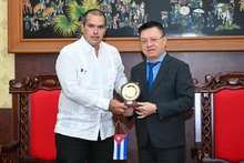 El presidente-editor del periódico Nhan Dan (Pueblo), Le Quoc Minh y el presidente de Prensa Latina (PL), Luis Enrique González Acosta.