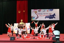 Una actuación artística imbuida de la cultura rusa, interpretada por estudiantes vietnamitas (Fotografía: thoidai.com.vn)