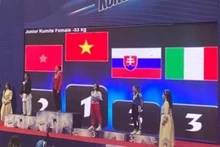 La karateca vietnamita Nguyen Thi Dieu Ly recibe la medalla. (Fotografía: vietnamexpress.net)