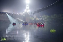 Fuerzas de socorro buscan a víctimas y rescatan a los atrapados en el lugar de escenario. (Fotografía: AFP/VNA)